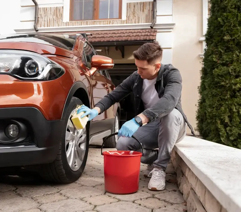 Lavage auto à domicile Caillouël-Crépigny : professionnel intervenant sur un véhicule